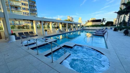 Kolam renang di atau di dekat Surfers Beachside Luxury - Stunning Panoramic View