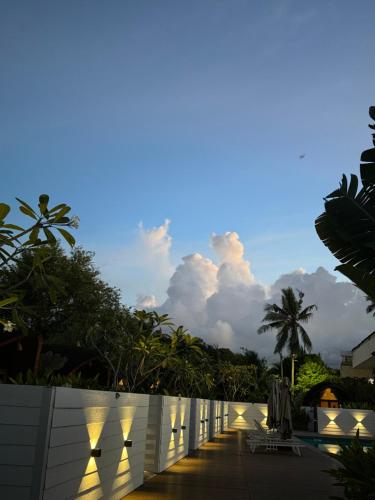 - Vistas a una valla con palmeras en Found Mansion, en Pantai Cenang