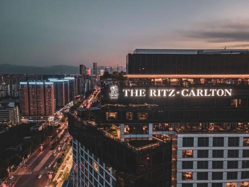 een uitzicht op het ritz Carlton bord op een gebouw bij The Ritz-Carlton, Xi'an in Xi'an