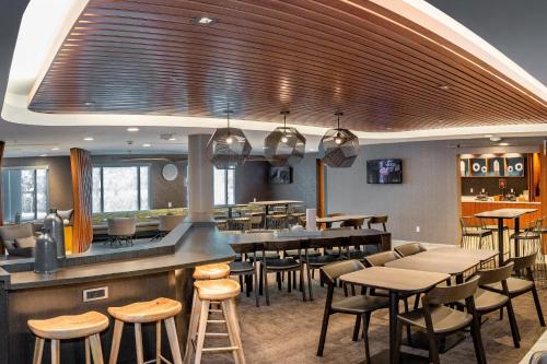 Un restaurante u otro lugar para comer en SpringHill Suites Anchorage Midtown