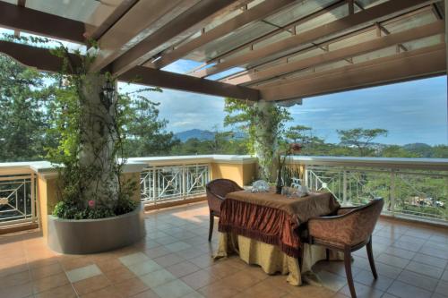 A balcony or terrace at Hotel Elizabeth - Baguio