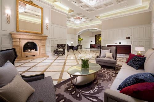 sala de estar con muebles y chimenea en The Tokyo Station Hotel, en Tokio