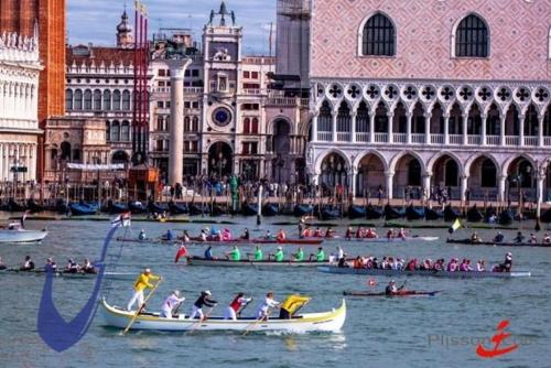 un gruppo di persone in barca in una città di Hotel Villa Tiziana a Lido di Venezia