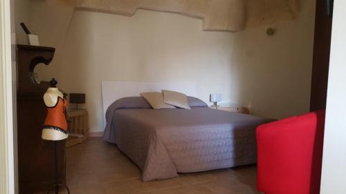 Un dormitorio con una cama y una lámpara. en Casa Il Gufo e la Pupa, en Matera