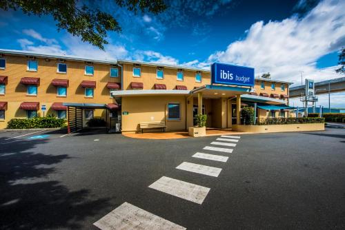 ein Hotel mit einem Schild, auf dem wir schlafen in der Unterkunft ibis Budget Brisbane Airport in Brisbane