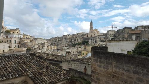 vistas a una ciudad con edificios y tejados en Casa Il Gufo e la Pupa, en Matera