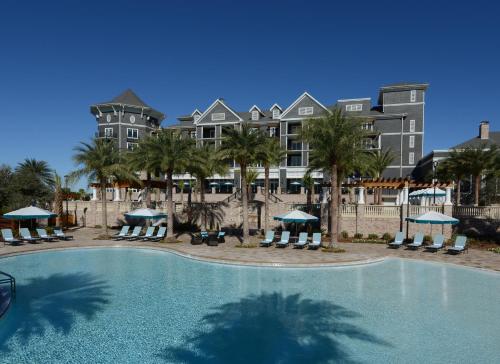 um resort com piscina e um edifício em Henderson Beach Resort em Destin