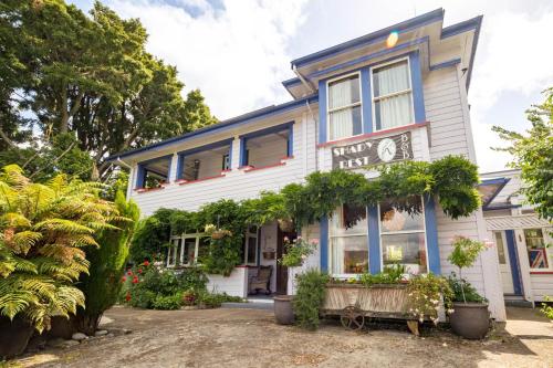 una casa bianca con delle piante davanti di Shady Rest Bed & Breakfast a Takaka