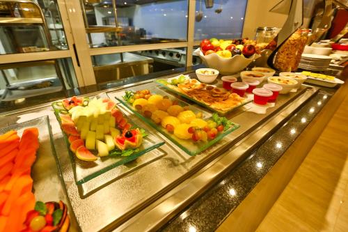 un buffet avec de nombreux types de nourriture différents dans l'établissement Quality Hotel Flamboyant, à Goiânia