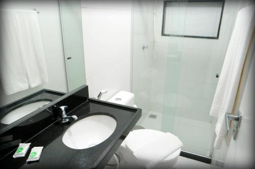 Un baño de Suites Residence