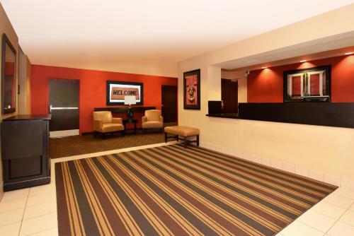 Un televizor și/sau centru de divertisment la Extended Stay America Suites - Philadelphia - Airport - Tinicum Blvd