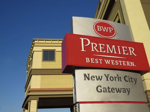 Een certificaat, prijs of ander document dat getoond wordt bij Best Western Premier NYC Gateway Hotel