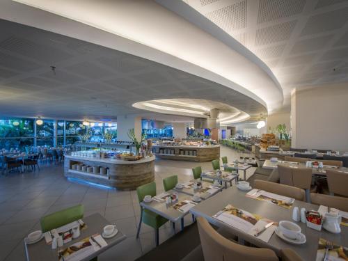 Neptune Eilat By Dan Hotels 레스토랑 또는 맛집