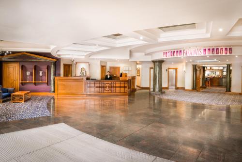 een grote kamer met een lobby met een receptie bij Copthorne Hotel Merry Hill Dudley in Dudley