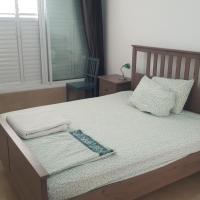 Room near Sheba Medical Center, and Bar Ilan, and TLV Airport, хотел близо до Летище Ben Gurion - TLV, Qiryat Ono