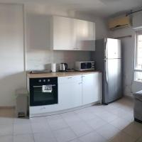 Cozy Flat with Parking well-placed near TLV Airport, хотел близо до Летище Ben Gurion - TLV, Lod