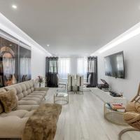 Spacious 3-bedroom condo in Lisbon, hotel in Santa Clara, Lisbon