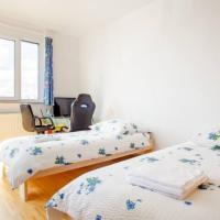 Beautiful room with balcony direction to Messe, хотел в района на Kirchrode, Хановер