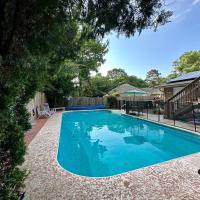 Pool-Spacious, Main House Haven, hotel cerca de Aeropuerto regional de Pensacola - PNS, Pensacola