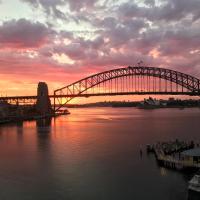 Sydney Harbor bridge and opera house view, מלון ב-McMahons Point, סידני