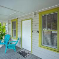 1940 cottage seen on FYI, 2bd 2ba, hotel near Gainesville Regional Airport - GNV, Gainesville