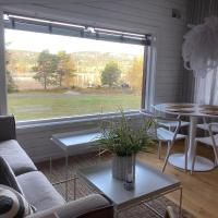 Peaceful and Scandinavian-style Guesthouse with Scenic Nature and Seaview in High Coast – hotel w mieście Domsjö