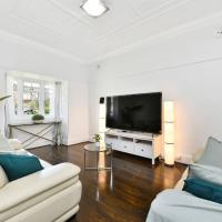 Elegant Family Retreat Near Beaches & Sydney CBD, hotel din Kensington , Sydney