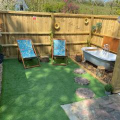 Cosy dog friendly lodge with an outdoor bath on the Isle of Wight