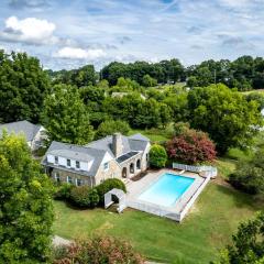 Tranquil Mountain Escape Luxurious 5-Bedroom Farmhouse with Pool