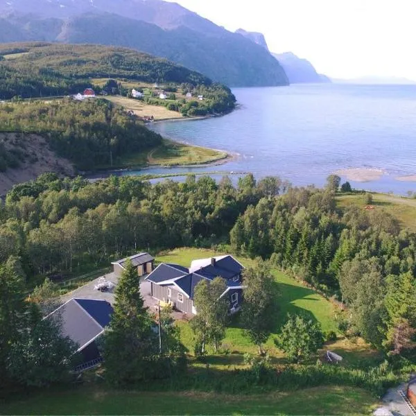 House in the heart of the Lyngen Alps with Best view, hotel in Storsteinnes