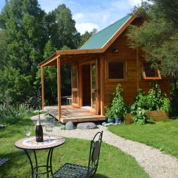 Sunrise Cabin at First Light Rangihaeata Retreat, hotel v destinaci Onekaka