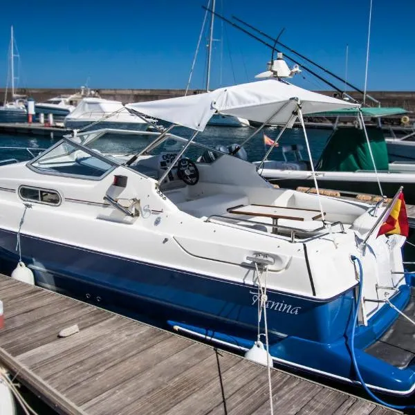 Cozy boat to unwind by the ocean, hotel in Mácher