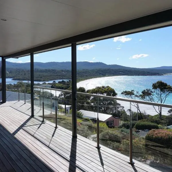 SEA EAGLE COTTAGE Amazing views of Bay of Fires, hotell i Binalong Bay