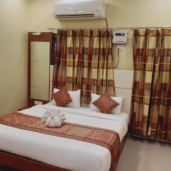 RK appartment 3 bedroom with kitchen and balcony, hotel em Varanasi