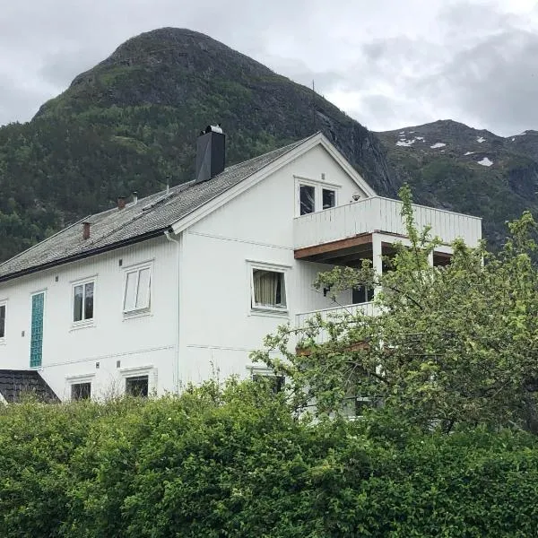 Åndalsnes gustehouse: Åndalsnes şehrinde bir otel