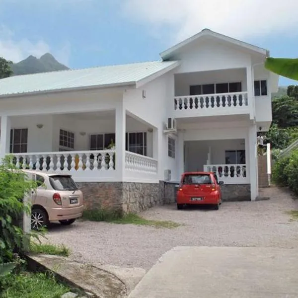 Rowsvilla Guest House, hotel di Beau Vallon