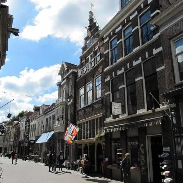 Hanzestadslogement De Leeuw, in het centrum, met een binnenplaats, kamers met badkamer en toilet en een keukentje, hotel di Deventer