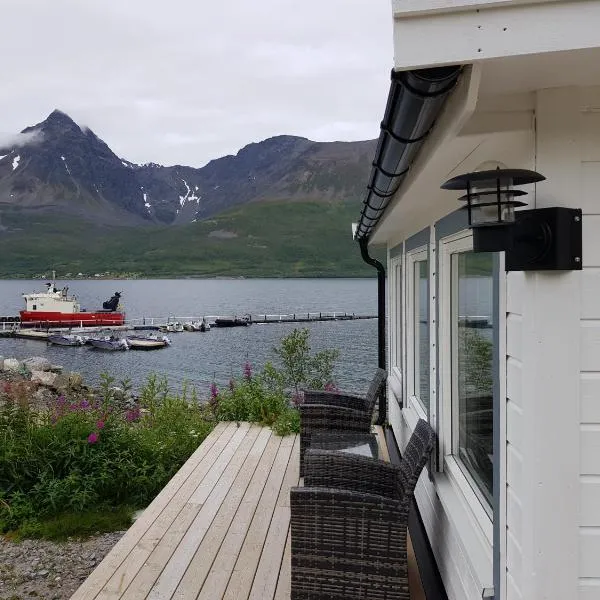 Captains Small House, hotel in Skjervøy