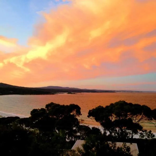 DOLPHIN LOOKOUT COTTAGE - amazing views of the Bay of Fires, hotell i Binalong Bay