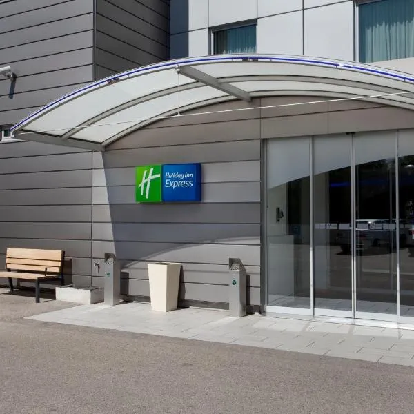 Holiday Inn Express Geneva Airport, an IHG Hotel, מלון בז'נבה