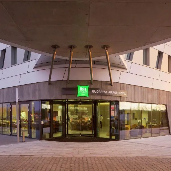 ibis Styles Budapest Airport, מלון בEcser