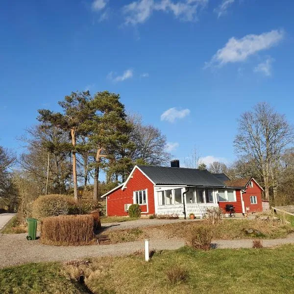 Super cozy cottage with large garden and lake view, hotel a Trollhättan