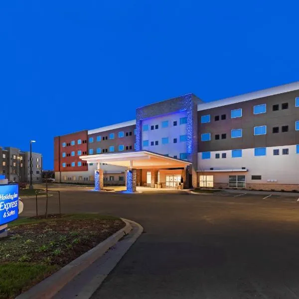 Holiday Inn Express & Suites - Lenexa - Overland Park Area, an IHG Hotel: Bonner Springs şehrinde bir otel