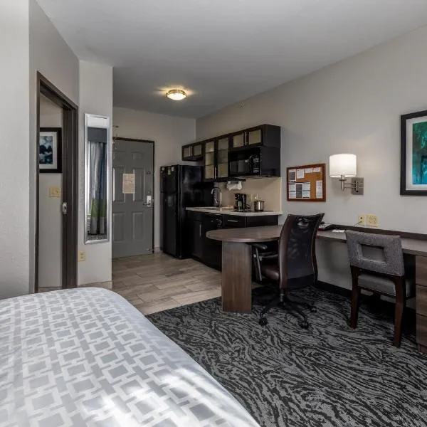 Candlewood Suites Knoxville Airport-Alcoa, an IHG Hotel โรงแรมในอัลคอ