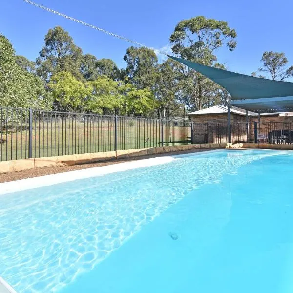 Blaxlands Homestead - Nothing is closer opposite Hope Estate with Wifi and Pool plus Fireplace, hotel em Broke