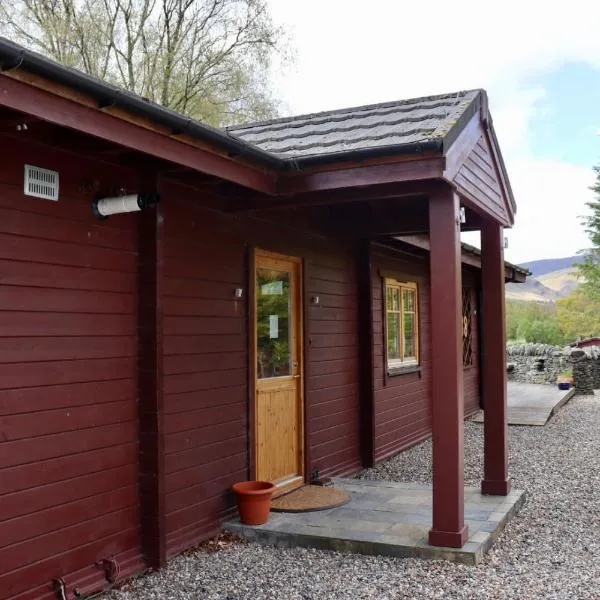 Lodge 38 Rowardennan , Loch Lomond, готель у місті Аррокар