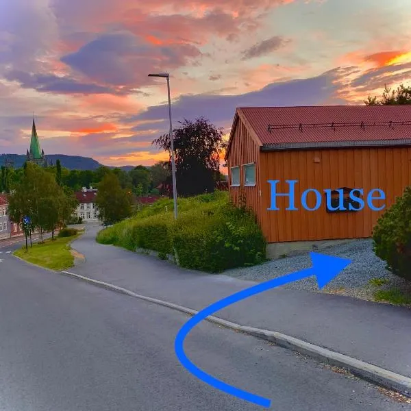 Private house-terrace-garden -parking-WiFi-smartTV, hotell i Trondheim