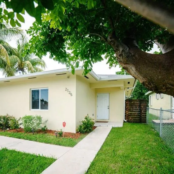 New house on the block near Miami Airport., Hotel in Miami