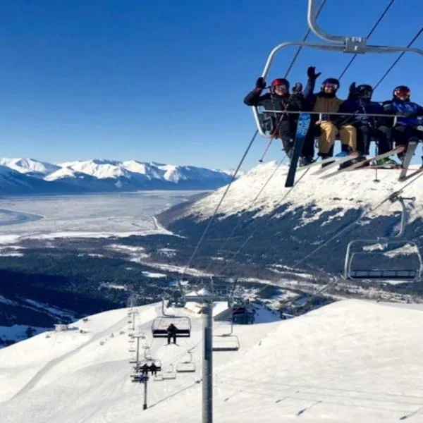 Chair Four Por Favor - Walk Almost Anywhere at Alyeska Resort!, hotel en Bird Creek