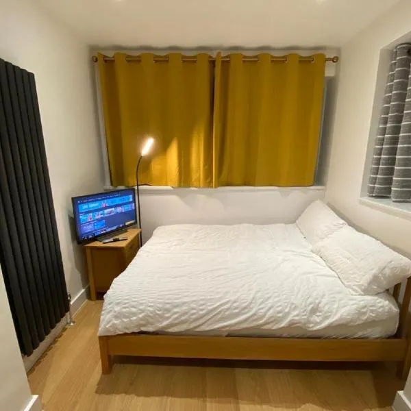 Double Bedroom with en-suite shower & free parking, hotell i London